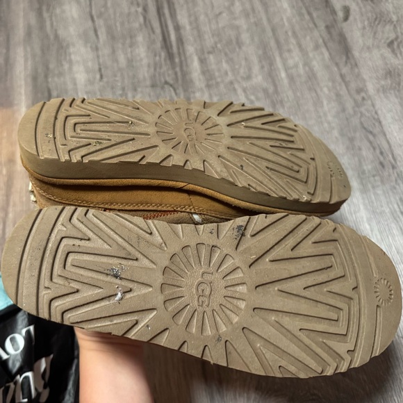 Like new UGG Highland Fall/Winter Chesnuts women’s boots 

Size 7 - Picture 3 of 5